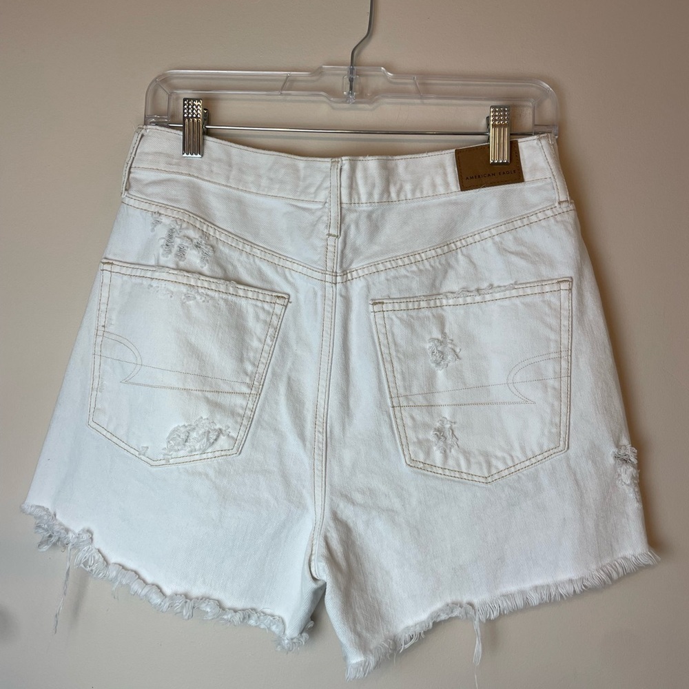 American Eagle 90s Boyfriend Shorts White Denim Tan Stitching Size 6 Raw Hem - Picture 2 of 8
